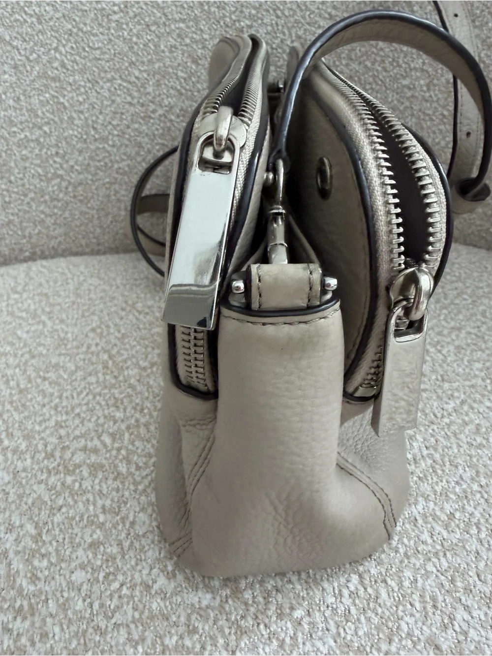 🤍 Michael Kors Crossbody Bag – Light Gray / Cream